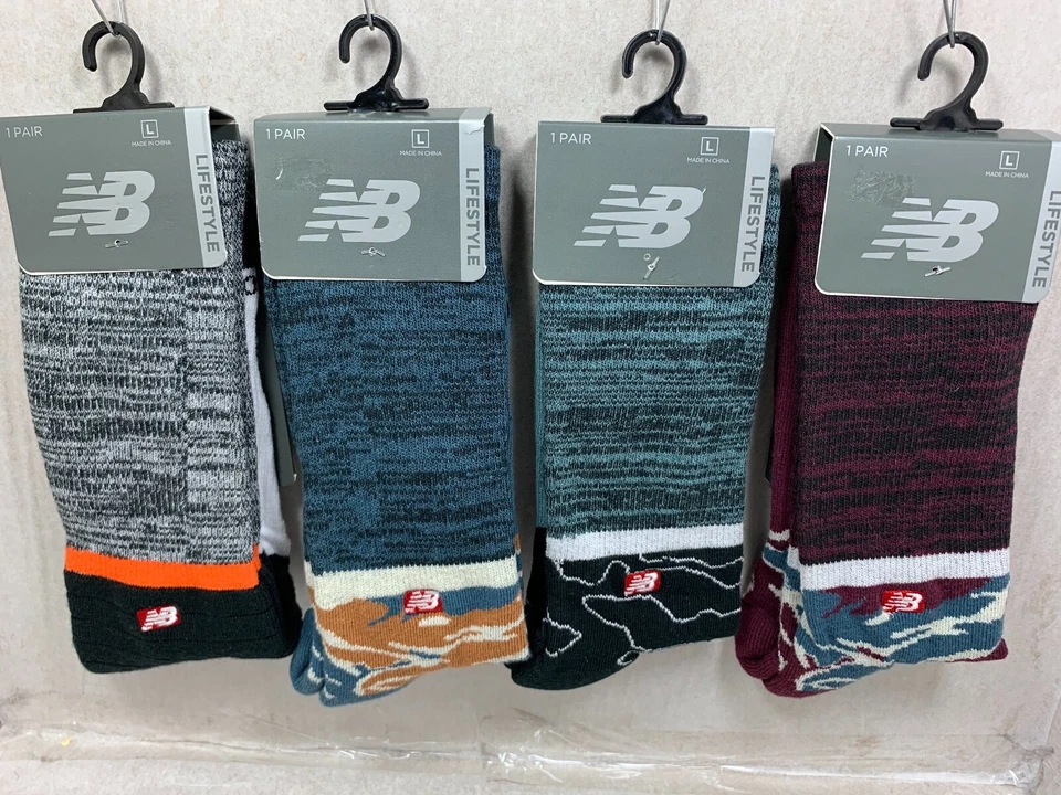 UN PAR DE CALCETINES NUEVOS PARA HOMBRE NEW BALANCE LIFESTYLE TALLA GRANDE PRECIO DE VENTA SUGERIDO POR EL FABRICANTE $13.00 Foto 1 de 4