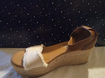 Sandálias bronzeadas tamanho 8 - Imagem 1 de 3