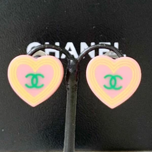 Orecchini CHANEL CC Loghi Rosa Cuore Clip-On Tono Argento 04C Autentici con Scatola #70333 - Foto 1 di 4
