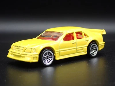 1993-1999 Mercedes-Benz C Classe Giallo 1:64 Scala da Collezione Modellino Auto - Immagine 1 di 4