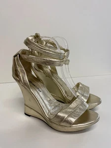 Fabelhafte Nila & Nila Keilabsatz Knöchelriemen Sandalen Uk8 Gold High Wedge GM143 - Bild 1 von 12