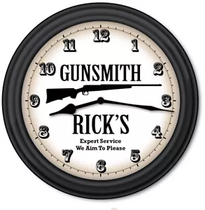 Büchsenmacher Wanduhr - Jagdgewehr Pistole Hütte Mann Höhle - TOLLES GESCHENK - Bild 1 von 1