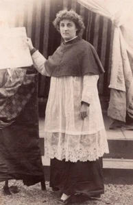 Frau Priester Kostüm Bühne Meudon altes Foto 1900 - Bild 1 von 4