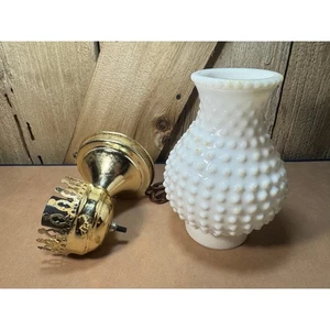 Vintage weiße Nagel Milchglas Hurricane Wandleuchte Lampe mit Messing Oberfläche - Bild 1 von 7