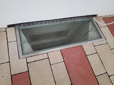 Moderne Lichtschachtabdeckung aus Glas - Bild 1 von 3