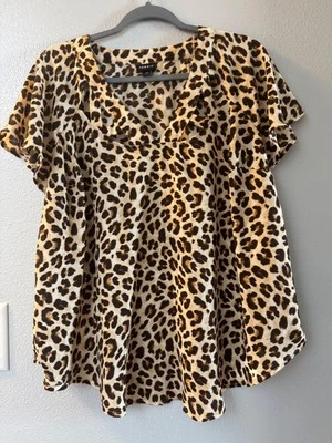 TORRID Blusa Guepardo Manga Corta con Escote en V Decorativo Talla 00 Foto 1 de 3