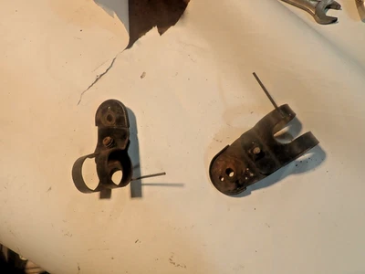 1978 年雅马哈 IT 400 车头灯桶/安装支架叉耳 — 第 1/4 张图片