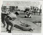 1971 Press Photo Officer Robert Brantley grabs alligator at Florida golf course