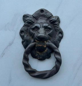 Tirador de anillo de aldaba de puerta con cabeza de león oxidada de hierro fundido vintage - Imagen 1 de 9