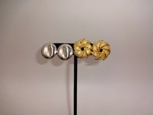 2 Paar Vintage Coro Ohrringe goldfarben Wirbel rund silberfarben Ohrclips gemarkt - Bild 1 von 6