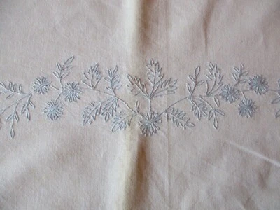 Drap N°381 ancien en lin fleurs bleues brodées jour 200 X 280 Cm  - Photo 1/4