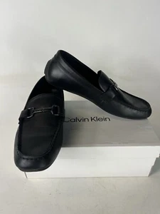 Mocasín estilo conducción Olaf de Calvin Klein para hombre talla 9 cuero negro hebilla sin cordones - Imagen 1 de 7