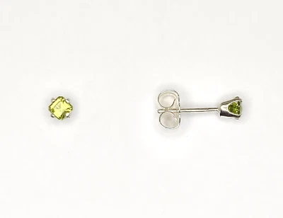Aretes pequeños de plata de ley con peridoto de corte princesa de 2,5 mm Foto 1 de 3