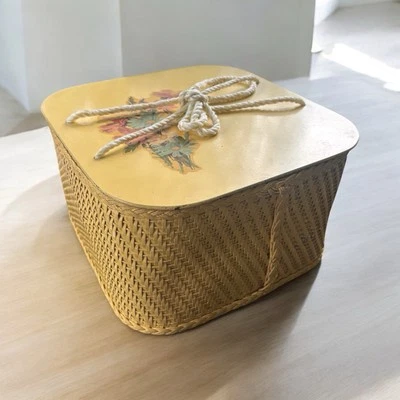 De colección PRINCESA Cesta de Costura Cuadrada Amarilla Floral Mimbre Artesanal Noción Caja Años 60 Foto 1 de 4