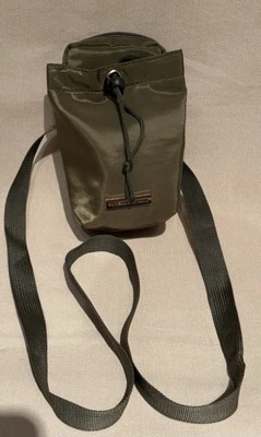 Bandolera Adrienne Vittadini verde militar perfecta para teléfonos celulares grandes  Foto 1 de 4