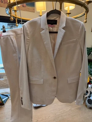 女式棕褐色裤子套装单排扣单扣夹克和休闲裤包括 — 第 1/4 张图片