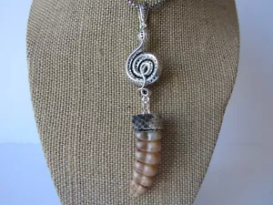 Klapperschlange Rassel Anhänger Schlangenkette Geist Tier Knochen Schmuck Boho N5480 - Bild 1 von 5