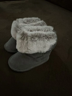 Lote de 3 pares de zapatos/botas Knock Off Uggs para bebé talla 1 Foto 1 de 4