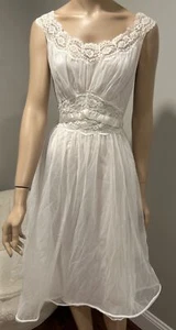 Camicia da notte Vanity Fair vintage anni '50 nylon lavorato a maglia chiffon taglia 34 RARA bianca - Foto 1 di 9