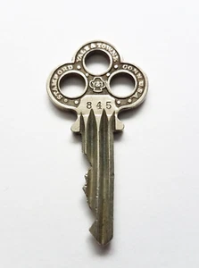 Antique YALE & TOWNE Mfg Corrugated Key 845 Nickel Silver Padlock Cabinet Desk - Picture 1 of 5