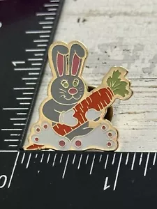 Lindo conejo gris sosteniendo zanahoria lindo conejo de Pascua tono dorado solapa pin esmalte L4 - Imagen 1 de 3