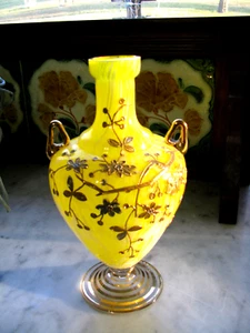 Antico elegante vaso in vetro giallo/bianco con viti e fiori oro pesante - Foto 1 di 9