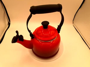 Le Creuset Smalto su Acciaio 1,25 Quart Demi Bollitore Tè Cerise Rosso - USATO - Foto 1 di 6
