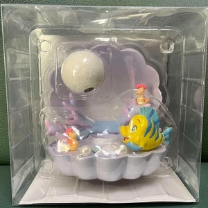 Figurine Disney Store Japon La Petite Sirène Coquillage Mer Plie Lumière LED NEUF - Photo 1 sur 3