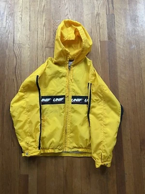 Cortavientos Unif amarillo Foto 1 de 3