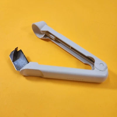 Herramienta de cocina inclinada de diseño portátil Leifheit Olive & Cherry Stoner Pitter Alemania Foto 1 de 4