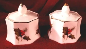 Salero y pimentero de cerámica para velas navideñas. Blanco y dorado con acebo - Imagen 1 de 11