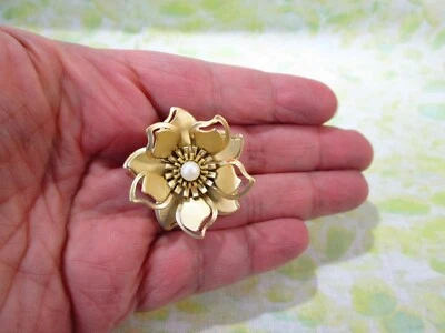 Pin de solapa de flores 3D tono dorado mate con perla sintética / reciclado / V Foto 1 de 4