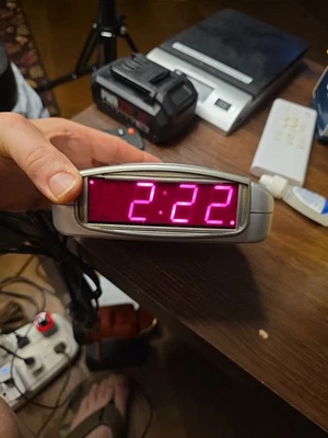 Timex T109S Reloj Despertador Digital Extra Fuerte **EL RELOJ FUNCIONA, LA ALARMA NO FUNCIONA** Foto 1 de 4