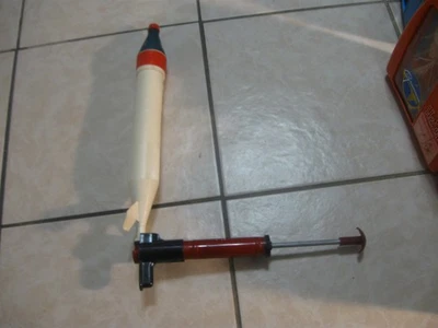 COHETE DE ENERGÍA ACUÁTICA DE PLÁSTICO PARQUE DE COLECCIÓN AÑOS 60 JUGUETE COHETE DE GRAN TAMAÑO MUY GENIAL Foto 1 de 4