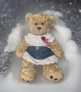 16 Zoll Build-A-Bear haferflockenfarbener lockiger Teddybär in weißem Top/Jeansrock - Bild 1 von 5