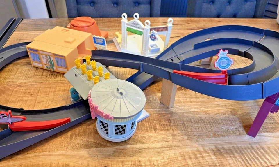 JUEGO DE RESORTES DE RADIADOR DISNEY PIXAR CARS RACE AROUND INCOMPLETO PROBADO Foto 1 de 4