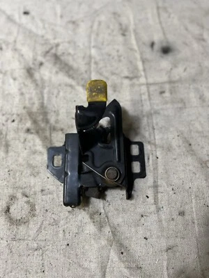 Pestillo capó Saturn SL1 2002 Foto 1 de 2