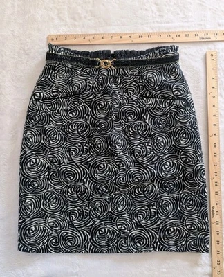 Falda texturizada con estampado blanco y negro Anthropologie Elevenses para mujer talla 6 con cinturón Foto 1 de 4