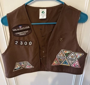Pfadfinder braune Weste mit Patches & Pin Vintage Andenken Größe 14/16 Mädchen - Bild 1 von 7