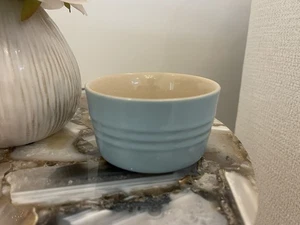 Ramekin de gres apilable Le Creuset azul claro 3,5 oz 100 ml nuevo sin etiquetas nuevo para hornear - Imagen 1 de 4