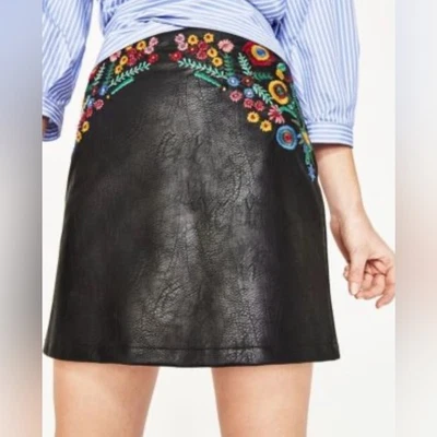 Saia de couro sintético preta bordada floral FOR THE REPUBLIC | Tamanho 10 - Imagem 1 de 4
