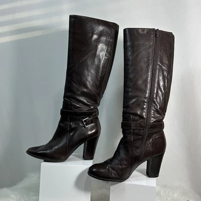 Botas de mujer Marc Fisher de cuero marrón oscuro con hebilla y correa de tacón alto hasta la rodilla 8M Foto 1 de 4