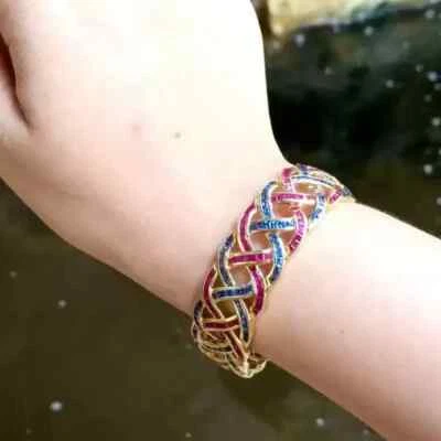 Brazalete entrelazado de zafiro y rubí creado en laboratorio de 22 quilates acabado en oro amarillo de 14 k Foto 1 de 4