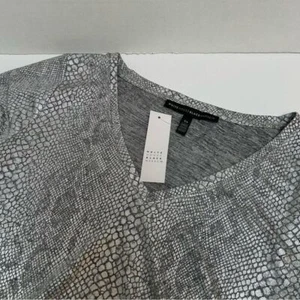 Camiseta de la Casa Blanca Mercado Negro Nueva con Etiquetas Plateada SA Cuello en V Estampado Animal XS - Imagen 1 de 5