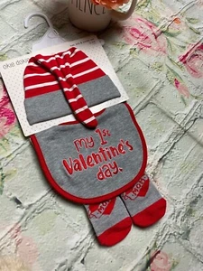 NEU Okie Dokie Größe 0-6 Monate Valentinstag Baby Mütze Lätzchen Socken Outfit Set Geschenk - Bild 1 von 3