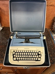 Vintage 1960s Royal Safari Blue Typewriter With Case (LOOK) FREE SHIPPING!! - Picture 1 of 7