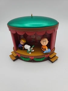 Hallmark Peanuts Gang Onstage Antics Snoopy Christmas Ornament NO BOX - Picture 1 of 5