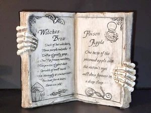 Halloween Deko offenes Zauberbuch Hexen Brautrank & Gift Apfel Skelett Hand - Bild 1 von 13