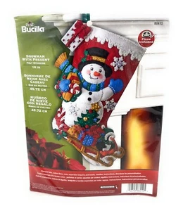 PUPAZZO DI NEVE CON REGALI Feltro Bucilla Kit Calza Natale Fuori Produzione Factory Direct 18" - Foto 1 di 3