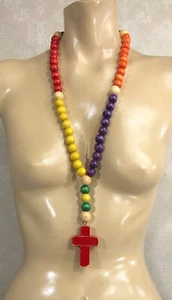 Collar religioso grande de madera con cuentas colorido de colección - Imagen 1 de 4